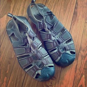 Sketchers journeyman safari river sandals.